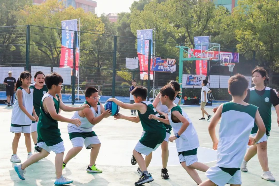 教小学生打篮球技巧_小学生打篮球的技巧视频教学_小学篮球怎么打