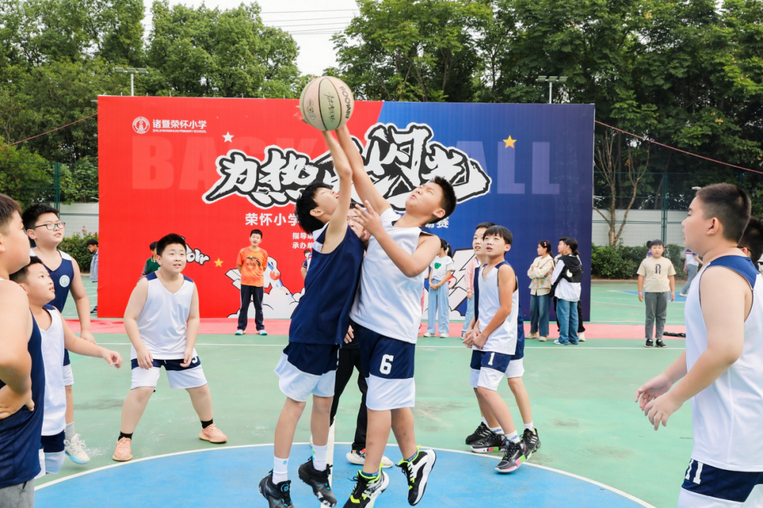 小学篮球怎么打_小学生打篮球的技巧视频教学_教小学生打篮球技巧