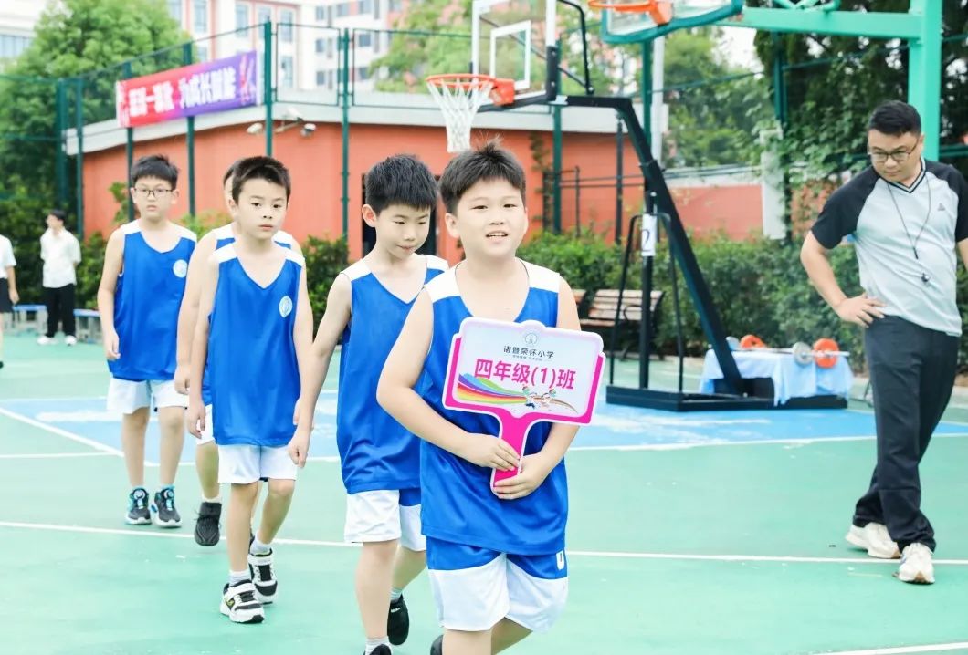 小学生打篮球的技巧视频教学_教小学生打篮球技巧_小学篮球怎么打