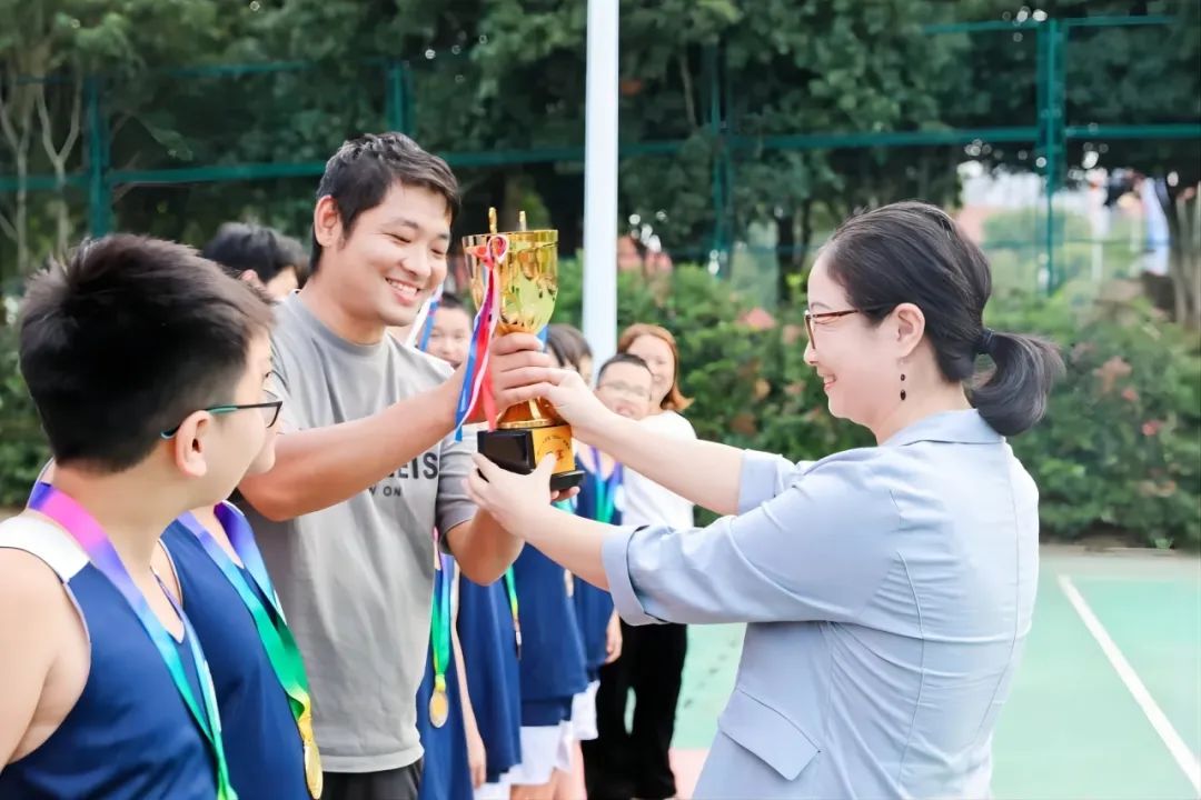 小学生打篮球的技巧视频教学_教小学生打篮球技巧_小学篮球怎么打