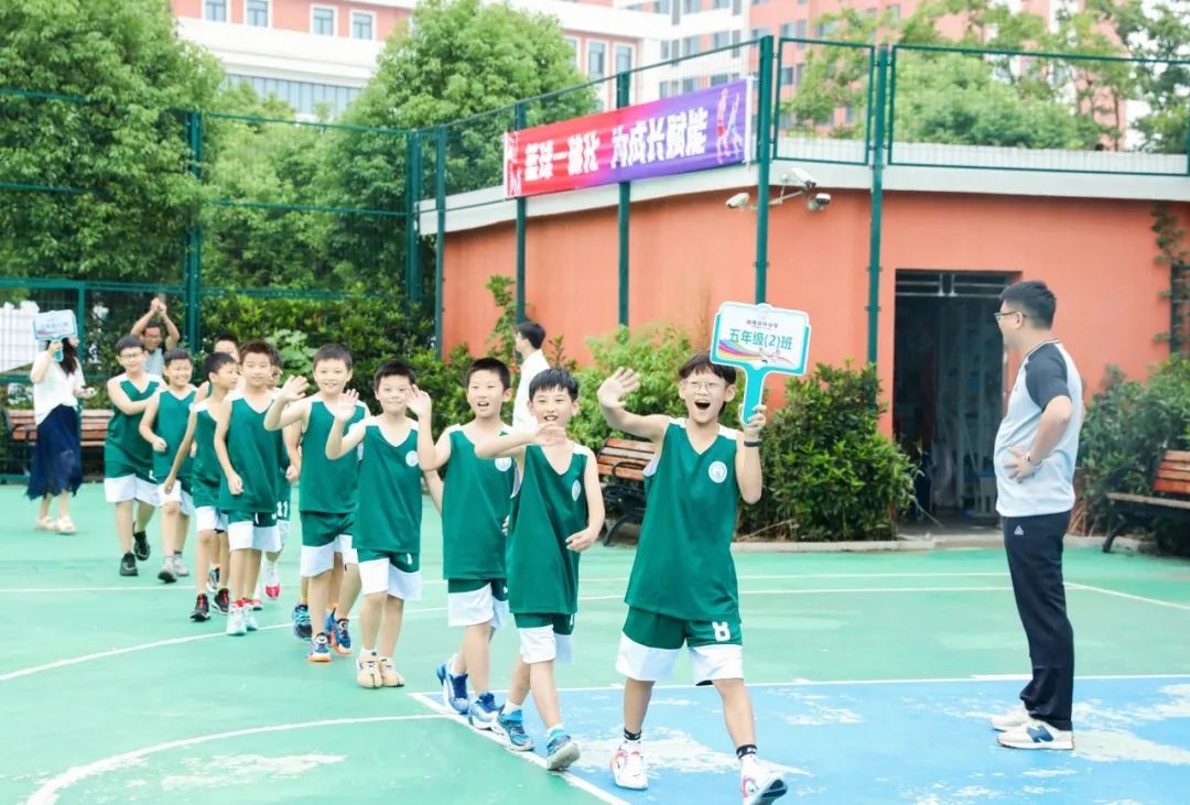 小学生打篮球的技巧视频教学_小学篮球怎么打_教小学生打篮球技巧