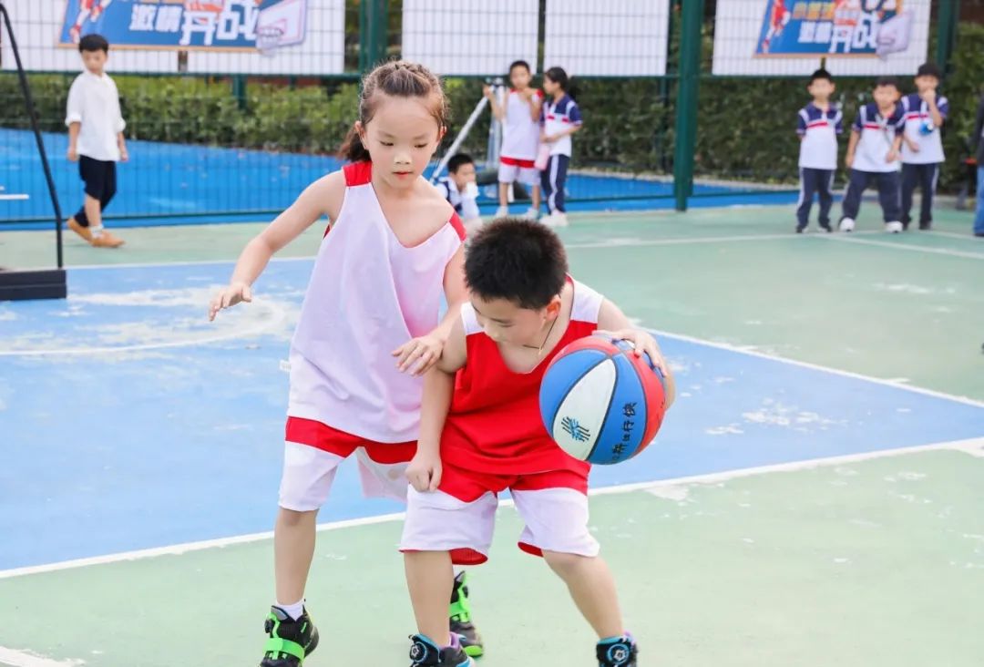小学生打篮球的技巧视频教学_小学篮球怎么打_教小学生打篮球技巧