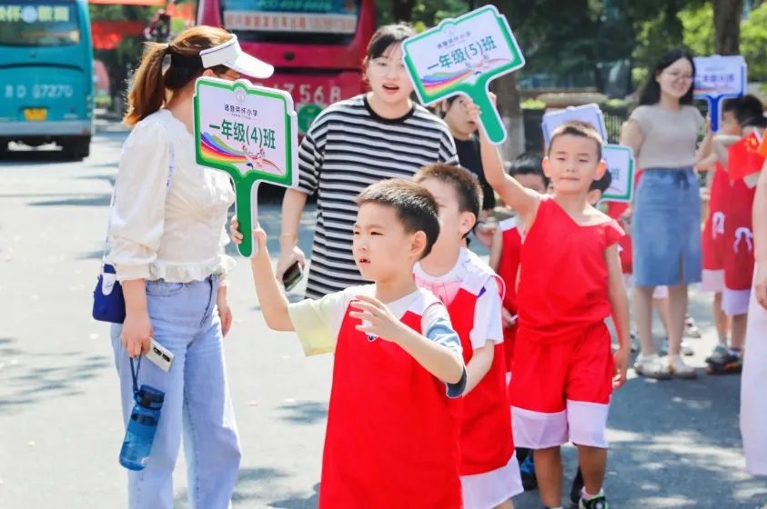 小学生打篮球的技巧视频教学_小学篮球怎么打_教小学生打篮球技巧
