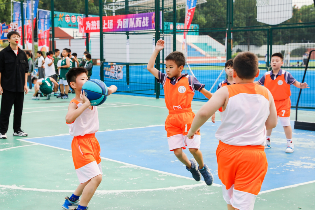教小学生打篮球技巧_小学篮球怎么打_小学生打篮球的技巧视频教学