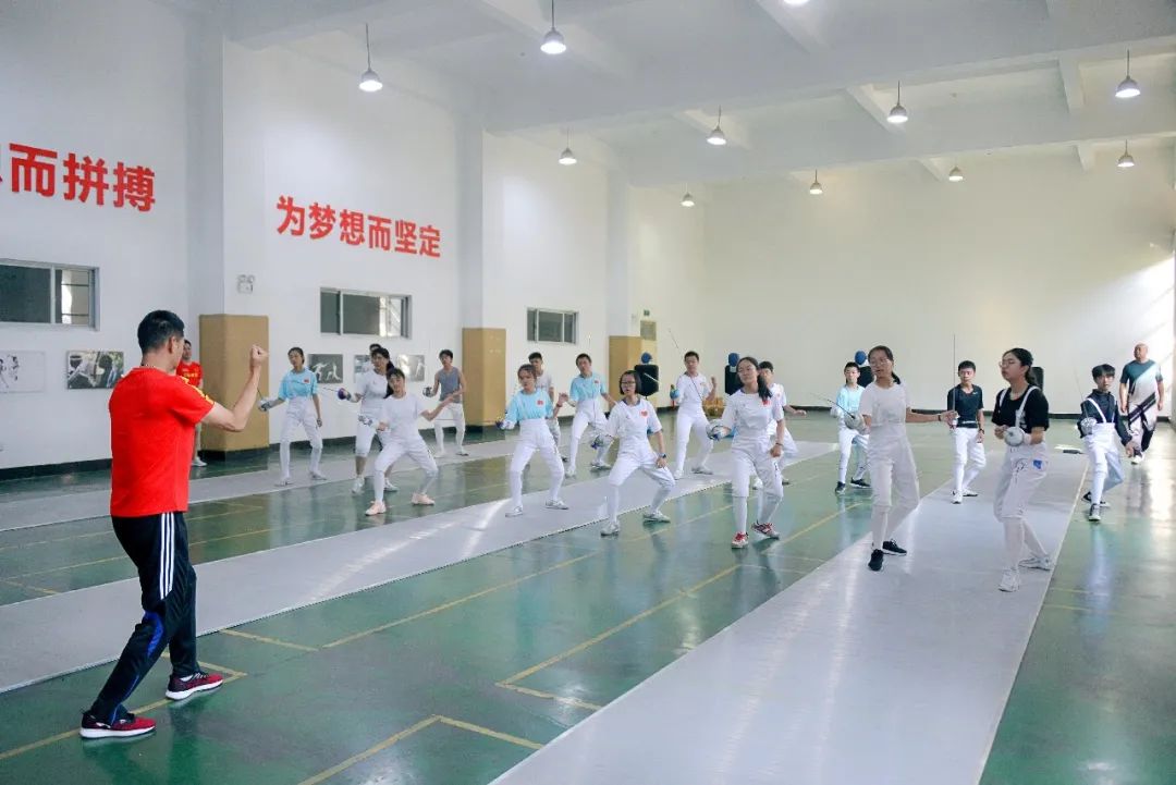 昆明市击剑队_昆明市第三中学的击剑冠军_昆明击剑全国重剑冠军