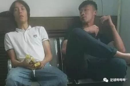 足球小将获得冠军含泪唱国歌_足球比赛国歌_球迷唱国歌