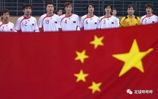 足球比赛国歌_球迷唱国歌_足球小将获得冠军含泪唱国歌