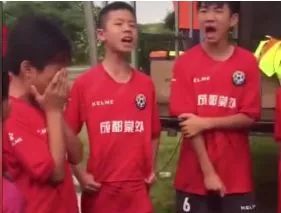 国家队唱国歌_中国足球队唱国歌_足球小将获得冠军含泪唱国歌