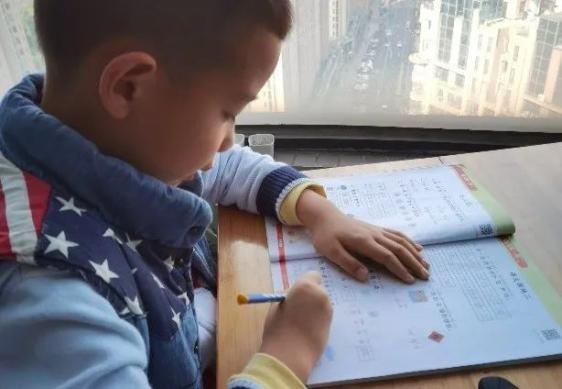 孩子在家的日常生活_两娃家庭的日常_宝宝家庭生活记录