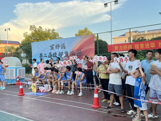 村民前来助阵。