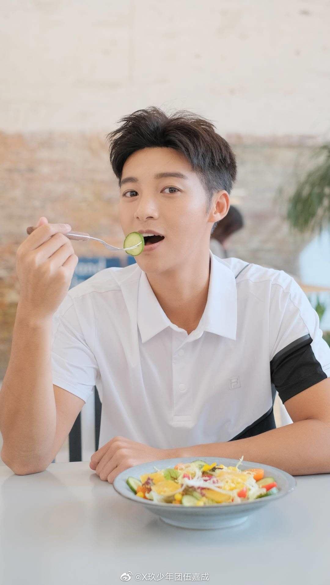 健身房自拍男头像_男人自拍健身_运动短裤男健身房自拍