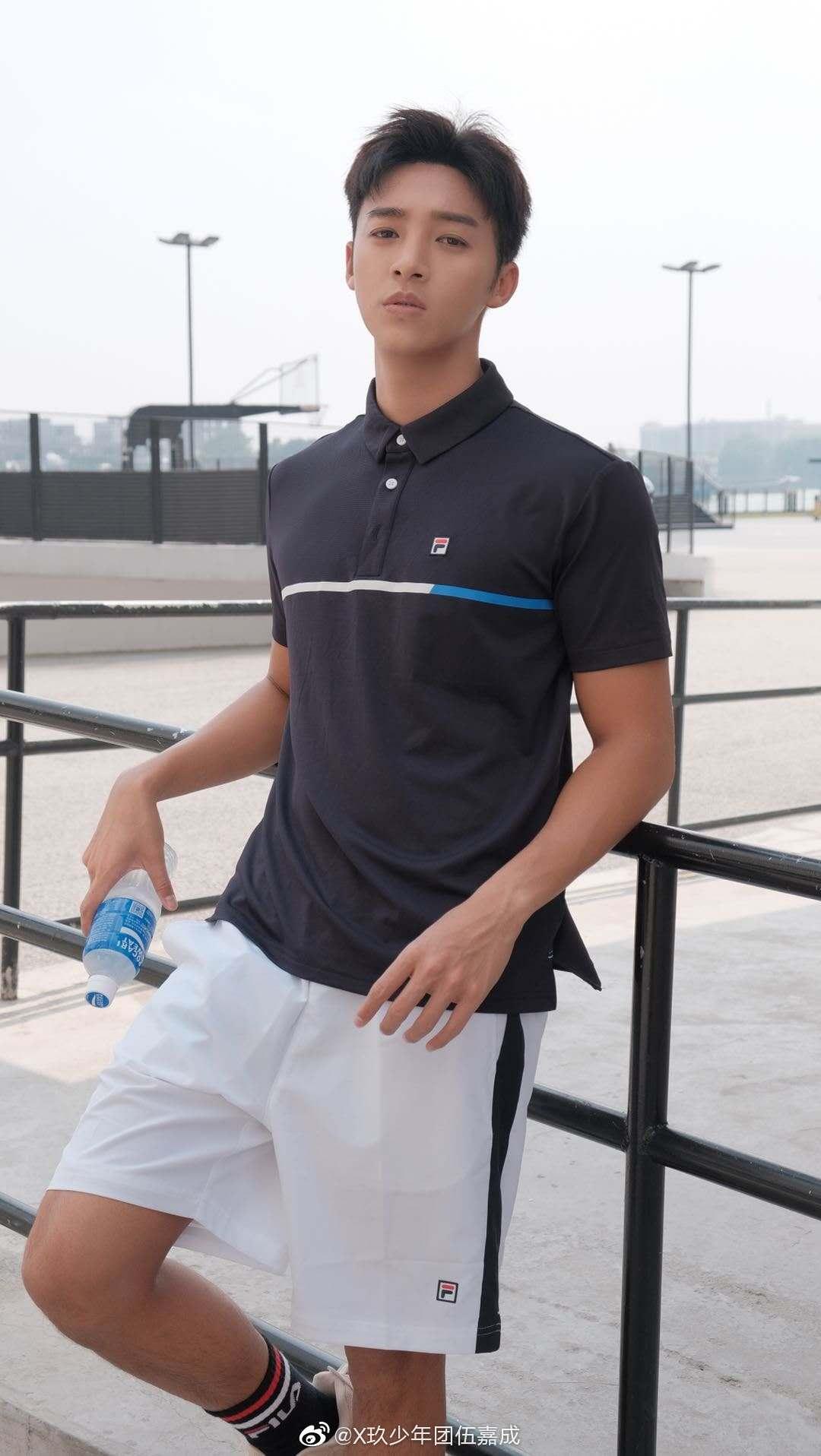 健身房自拍男头像_男人自拍健身_运动短裤男健身房自拍