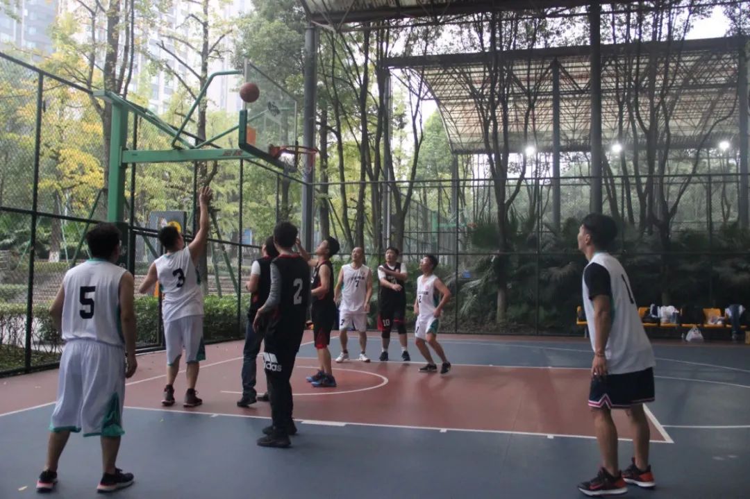 篮球如何无球选位打球技巧_篮球怎么选适合自己的位置_篮球位置需要条件