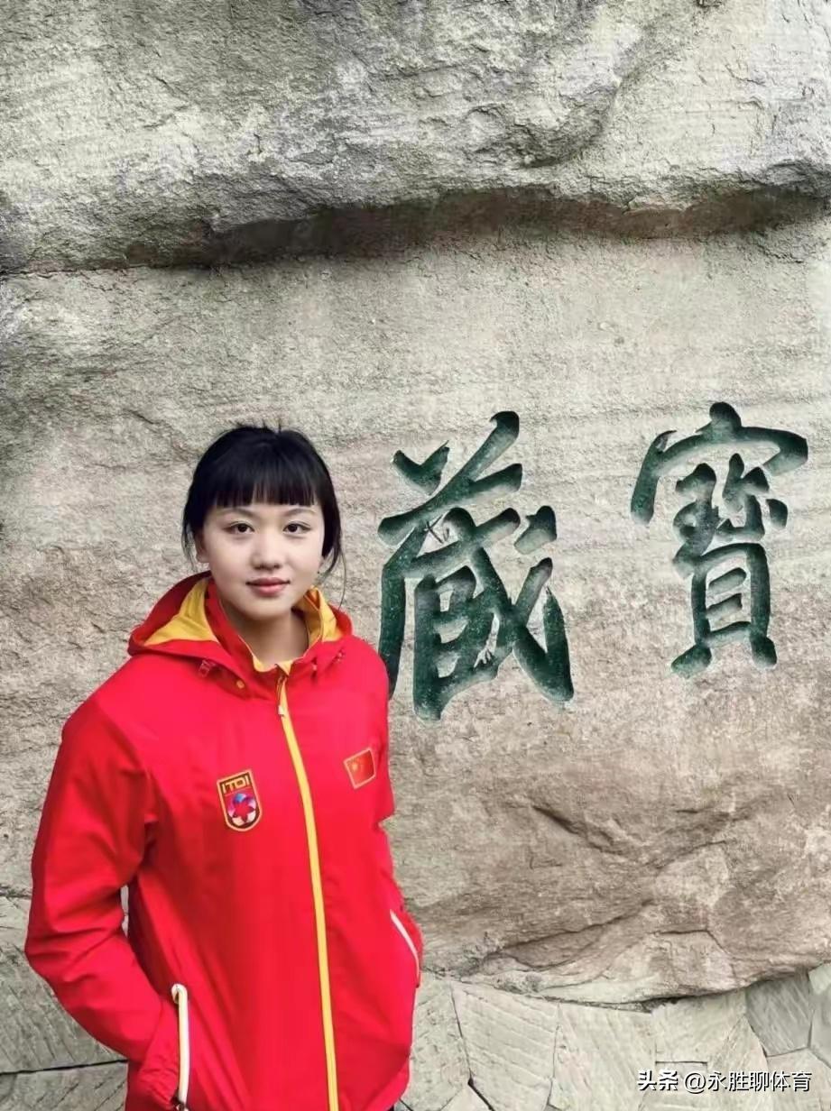 女举重冠军秀肌肉_举重冠军女_举重冠军健身