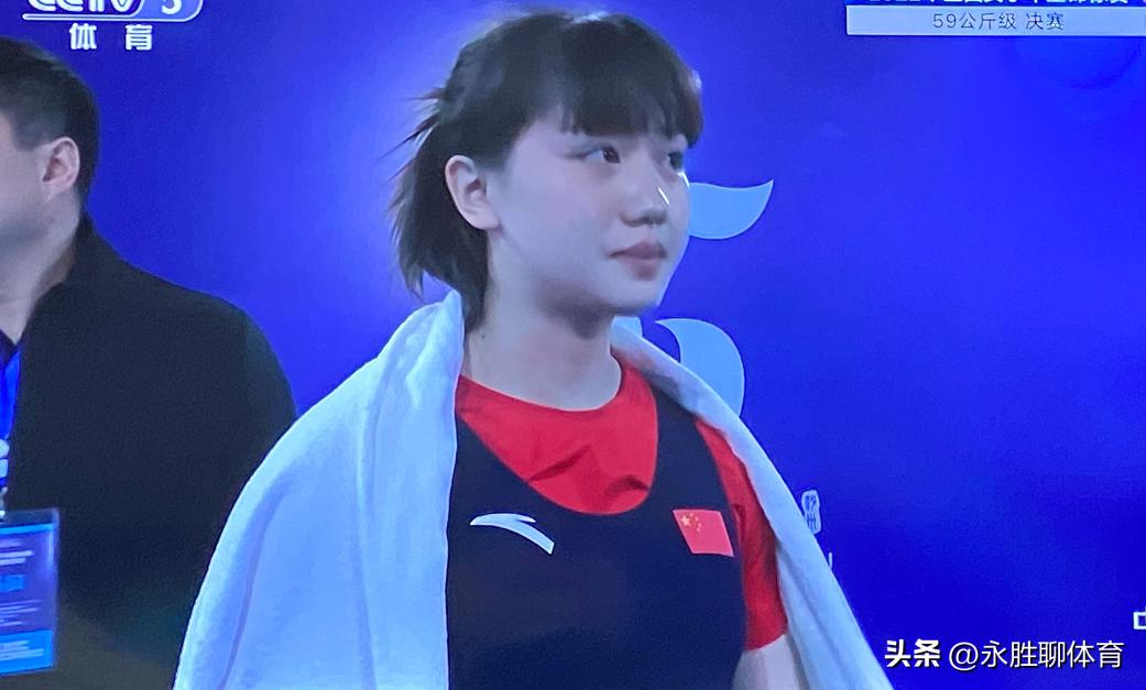 举重冠军女_举重冠军健身_女举重冠军秀肌肉